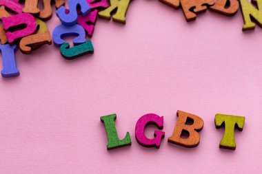 Pembe arka planda lgbt 'nin çok renkli harfleri