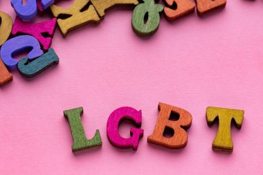 Pembe arka planda lgbt 'nin çok renkli harfleri
