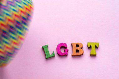 Pembe arkaplanda LGBT renkli harfler. 