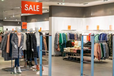 Büyük butik giyim mağazasında büyük kırmızı bir tabela.