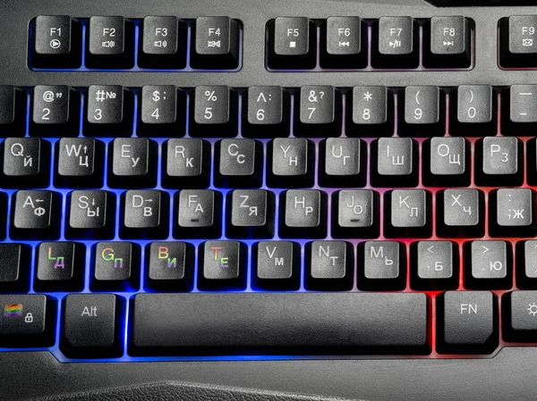 Zblízka podsvícené klávesnice QWERTY s klávesami LGBT — Stock fotografie