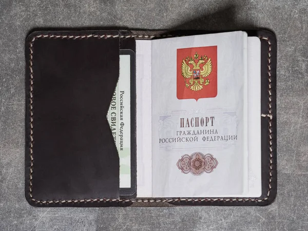 Кожаная крышка ручной работы для документов с двумя карточками и паспортом — стоковое фото