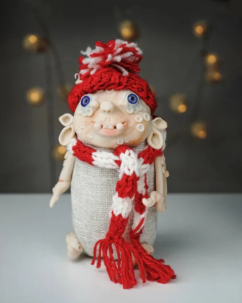Kötött kalapban és sálban, polimer agyagból készült, kézzel készített karácsonyi játék — Stock Fotó