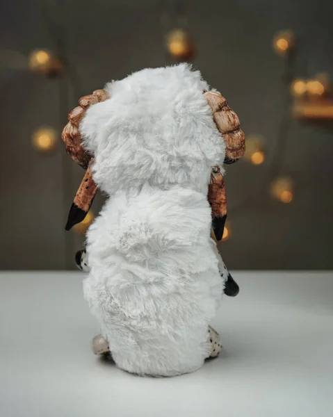 Bulanık arkaplanda polimer kilden yapılmış el yapımı üzgün bir koyun. — Stok fotoğraf