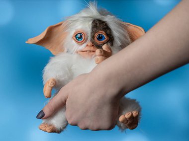 Oyuncak Gremlin Gizmo, el yapımı sahte kürk ve polimer kilden karışık bir teknik.