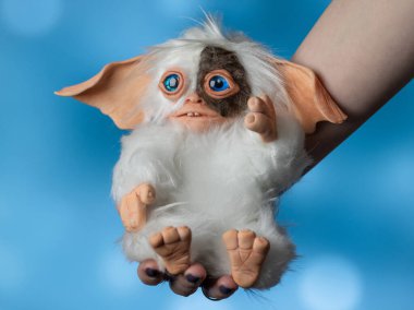 Oyuncak Gremlin Gizmo, el yapımı sahte kürk ve polimer kilden karışık bir teknik.