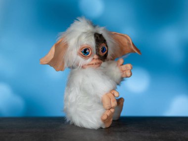 Oyuncak Gremlin Gizmo, el yapımı sahte kürk ve polimer kilden karışık bir teknik.