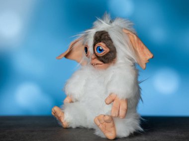 Oyuncak Gremlin Gizmo, el yapımı sahte kürk ve polimer kilden karışık bir teknik.