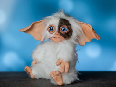 Oyuncak Gremlin Gizmo, el yapımı sahte kürk ve polimer kilden karışık bir teknik.