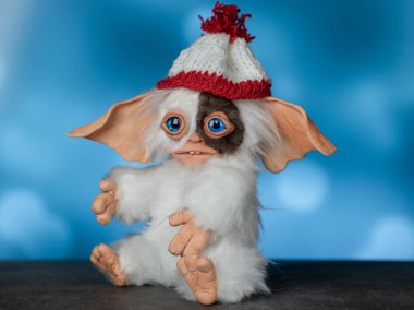 Oyuncak Gremlin Gizmo, el yapımı sahte kürk ve polimer kilden karışık bir teknik.