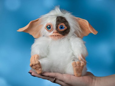 Oyuncak Gremlin Gizmo, el yapımı sahte kürk ve polimer kilden karışık bir teknik.