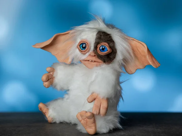 Juguete Gremlin Gizmo, hecho a mano en una técnica mixta de piel sintética y arcilla polimérica — Foto de Stock