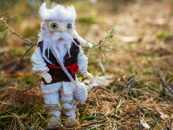 Geleneksel Rus kıyafetleri içinde ekmek olan bir çantayla Leshy.. 