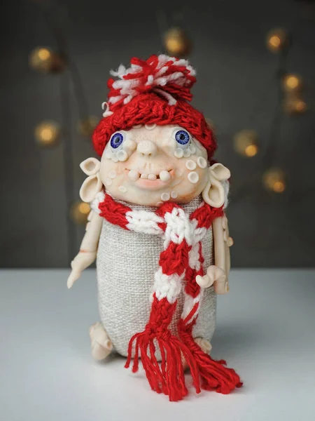 El yapımı oyuncak, Noel 'in polimer kil ruhu, kırmızı beyaz örgü şapka ve eşarp. — Stok fotoğraf
