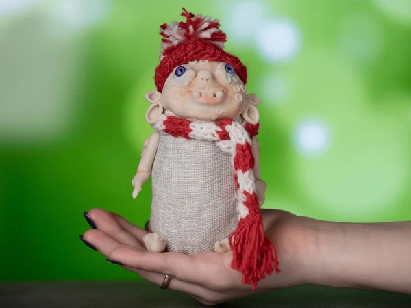 Kézi készítésű játék, polimer agyag, karácsony szelleme, piros fehér kötött kalap, sál — Stock Fotó