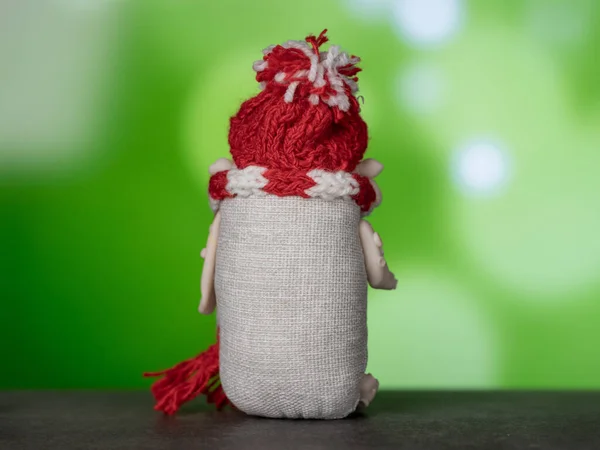 El yapımı oyuncak, polimer kil, Noel ruhu, kırmızı beyaz örgü şapka, eşarp. — Stok fotoğraf
