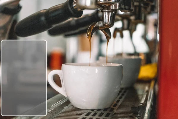 Eski kahve makinesi, üzerinde farklı boyutlarda iki beyaz bardak var, içine espresso dökülüyor. Eklentiniz için film tahılı ve yeri olan klasik fotoğraf (metin, tarif, resim)