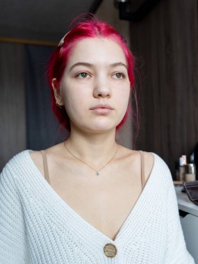 Makyajsız doğal güzellik üzerine makaleler için mükemmeldir (saç pembeye boyansa da, yüzünde makyaj yoktur.)