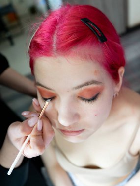 Makyaj malzemeleri için ideal, hem profesyonel makyözler hem de amatörler için.