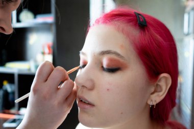 Makyaj malzemeleri için ideal, hem profesyonel makyözler hem de amatörler için.