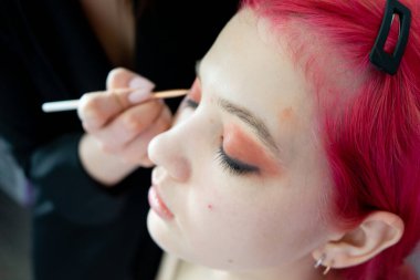 Makyaj malzemeleri için ideal, hem profesyonel makyözler hem de amatörler için.