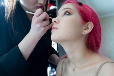 Makyaj malzemeleri için ideal, hem profesyonel makyözler hem de amatörler için.