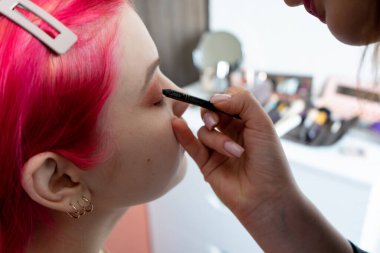 Makyaj malzemeleri için ideal, hem profesyonel makyözler hem de amatörler için.