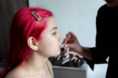 Makyaj malzemeleri için ideal, hem profesyonel makyözler hem de amatörler için.