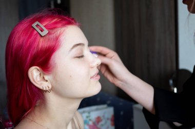 Makyaj malzemeleri için ideal, hem profesyonel makyözler hem de amatörler için.