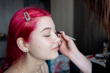 Makyaj malzemeleri için ideal, hem profesyonel makyözler hem de amatörler için.