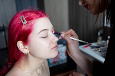 Makyaj malzemeleri için ideal, hem profesyonel makyözler hem de amatörler için.