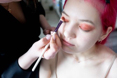 Makyaj malzemeleri için ideal, hem profesyonel makyözler hem de amatörler için.