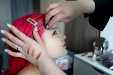 Makyaj malzemeleri için ideal, hem profesyonel makyözler hem de amatörler için.