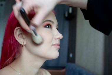 Makyaj malzemeleri için ideal, hem profesyonel makyözler hem de amatörler için.