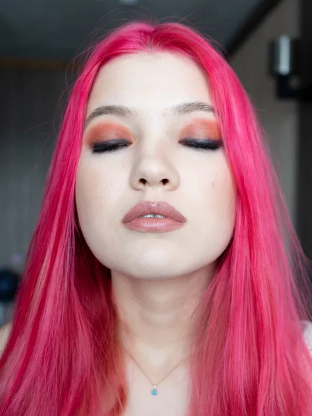 Vurucu ev görünüşü, yaratıcı makyaj ve seksi hakkında makaleler için ideal.