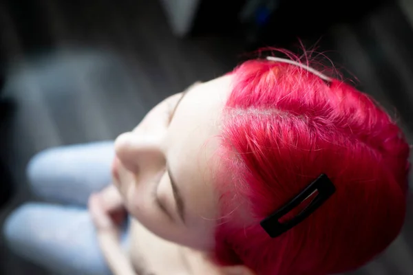 İlginç saç renkleri, parlak ve zorlayıcı neon renkler hakkında makaleler için ideal