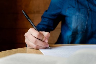 Kara saplı el ok çeker. Kapat.