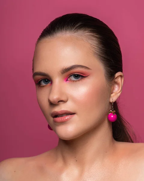 Foto Alta Belleza Una Joven Sonriente Con Ojos Azules Pendientes —  Fotos de Stock