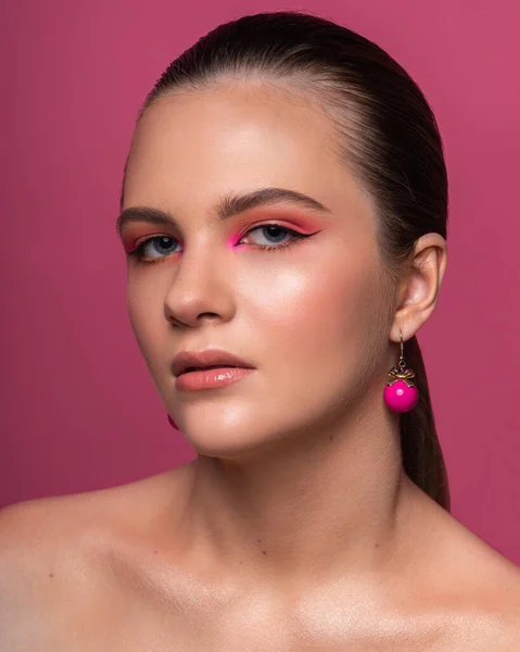 Foto Alta Bellezza Una Bella Ragazza Con Meraviglioso Trucco Professionale — Foto Stock