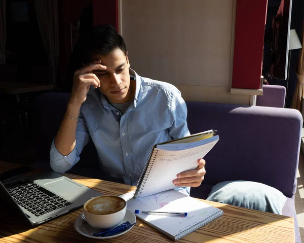 Joven Hombre Negocios Lee Notas Del Proyecto Tiene Cuaderno Delante — Foto de Stock