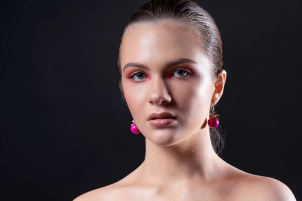 Foto Alta Belleza Una Encantadora Joven Con Maravilloso Maquillaje Profesional — Foto de Stock