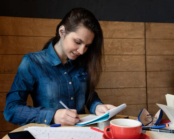 Una Chica Alegre Con Una Camisa Mezclilla Azul Sentada Café — Foto de Stock