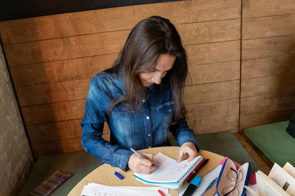 Una Chica Alegre Con Una Camisa Mezclilla Azul Sentada Café — Foto de Stock