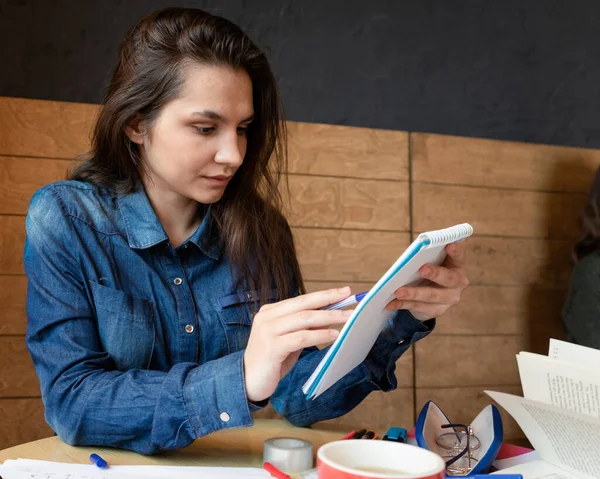 Sträng Tjej Blå Jeansskjorta Som Sitter Ett Café Gör Anteckningar — Stockfoto