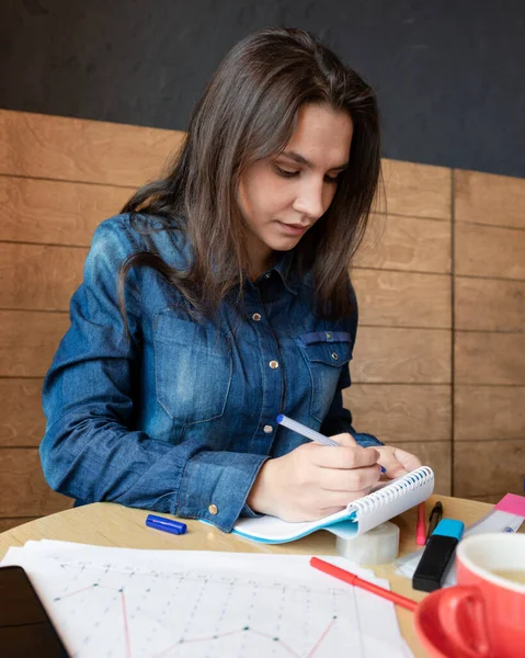 Chica Una Camisa Mezclilla Azul Sentado Café Hace Notas Bloc — Foto de Stock