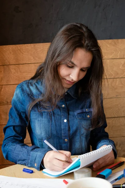 Una Chica Seria Con Una Camisa Mezclilla Azul Sentada Café — Foto de Stock