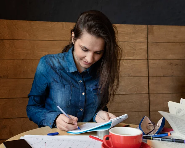 Una Chica Alegre Con Una Camisa Mezclilla Azul Sentada Café — Foto de Stock