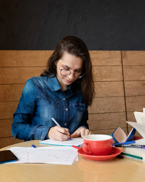 Una Chica Seria Con Gafas Para Vista Escribe Cuaderno Las — Foto de Stock