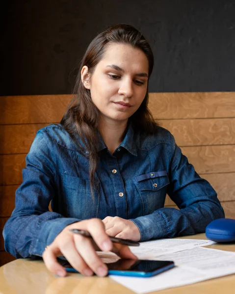 Modelo Chica Seria Firma Lanzamiento Consulta Muestra Moviendo Teléfono Inteligente — Foto de Stock