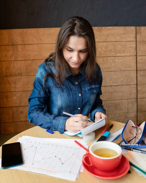 Chica Una Camisa Mezclilla Azul Sentado Café Hace Notas Bloc — Foto de Stock